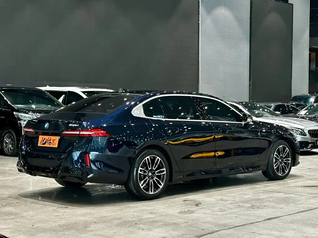 BMW 5 Series 2025 — фото 16