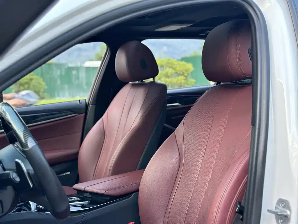 BMW 5 Series 2019 — фото 10