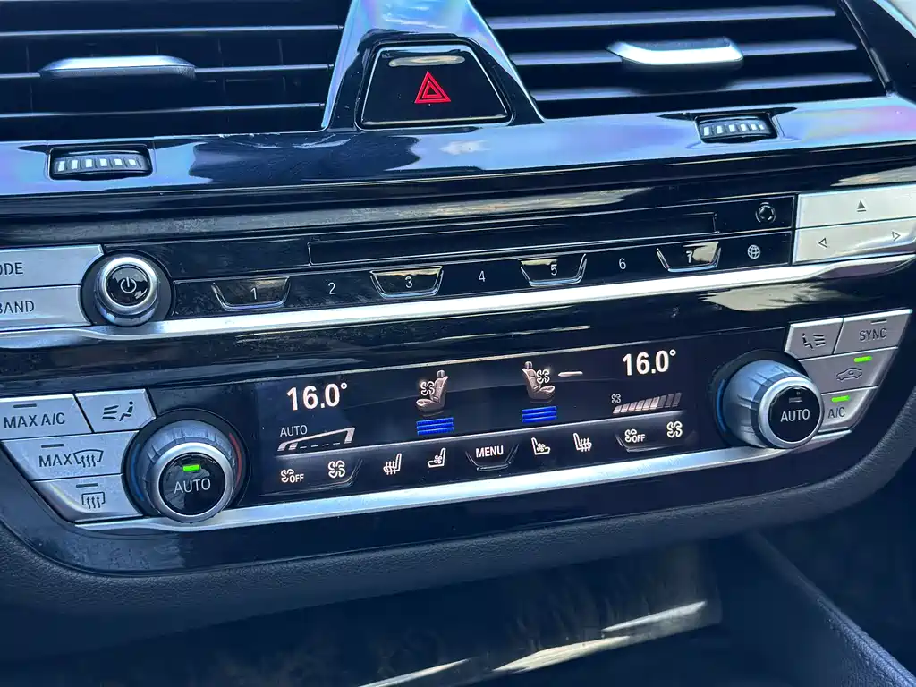 BMW 5 Series 2019 — фото 17