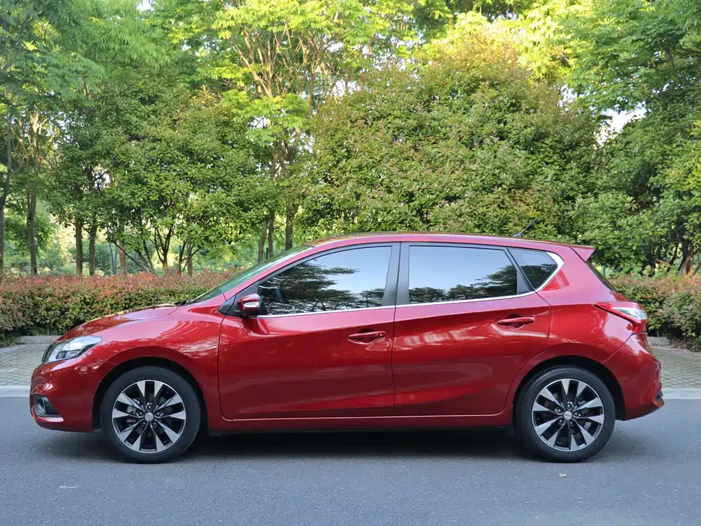 Nissan Tiida 2017 — фото 4