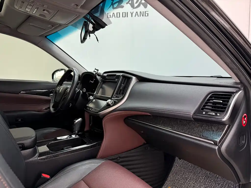 Toyota Crown 2018 — фото 13