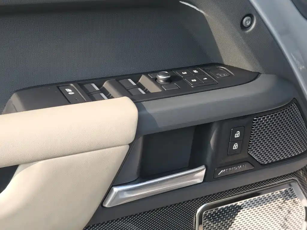 Land Rover Defender 2021 — фото 15