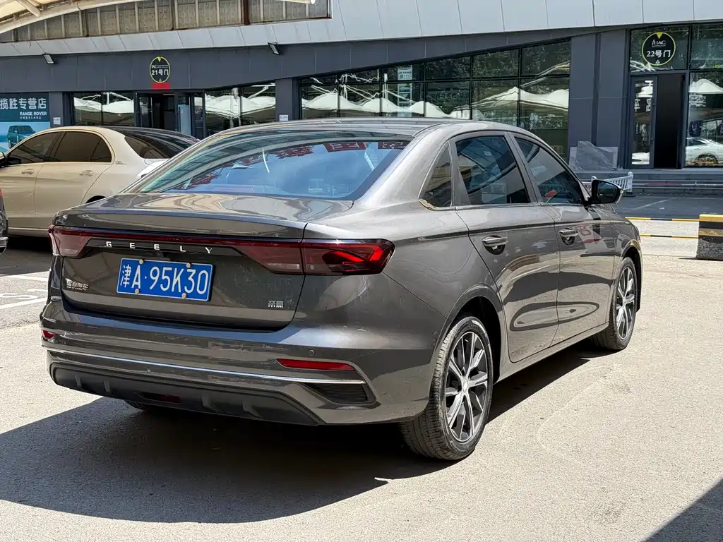 Geely Emgrand 2022