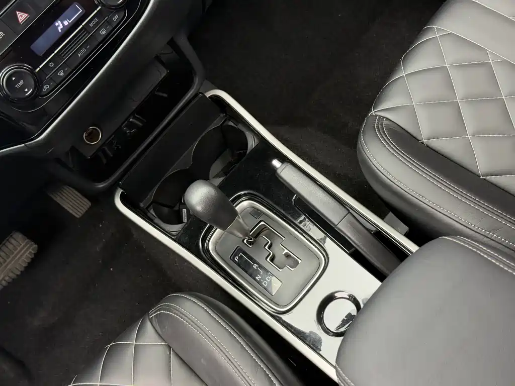 Mitsubishi Outlander 2022 — фото 16