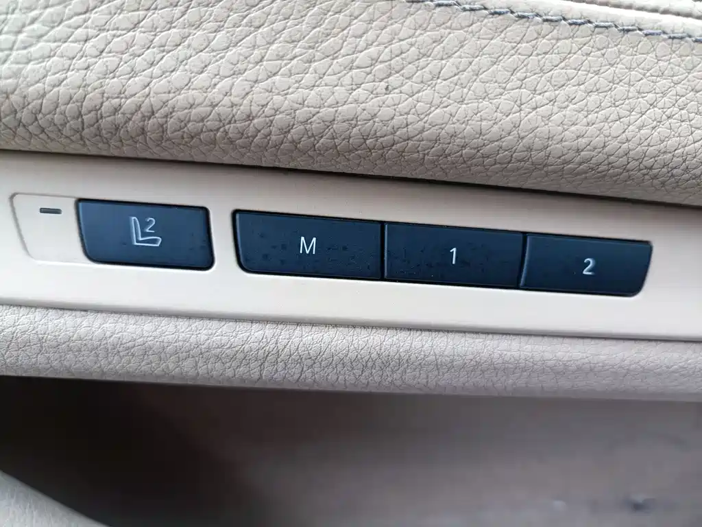 BMW 7 Series 2012 — фото 12