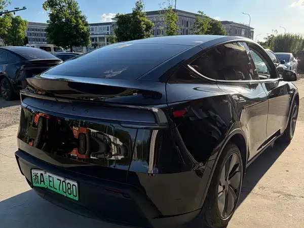 Tesla Model Y 2025