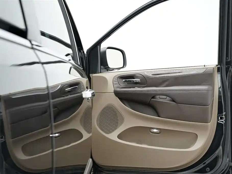 Chrysler Grand Voyager 2017 — фото 30