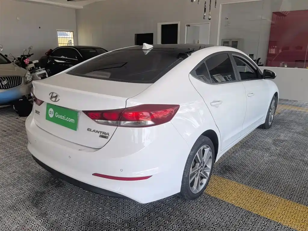 Hyundai Elantra 2017 — фото 7
