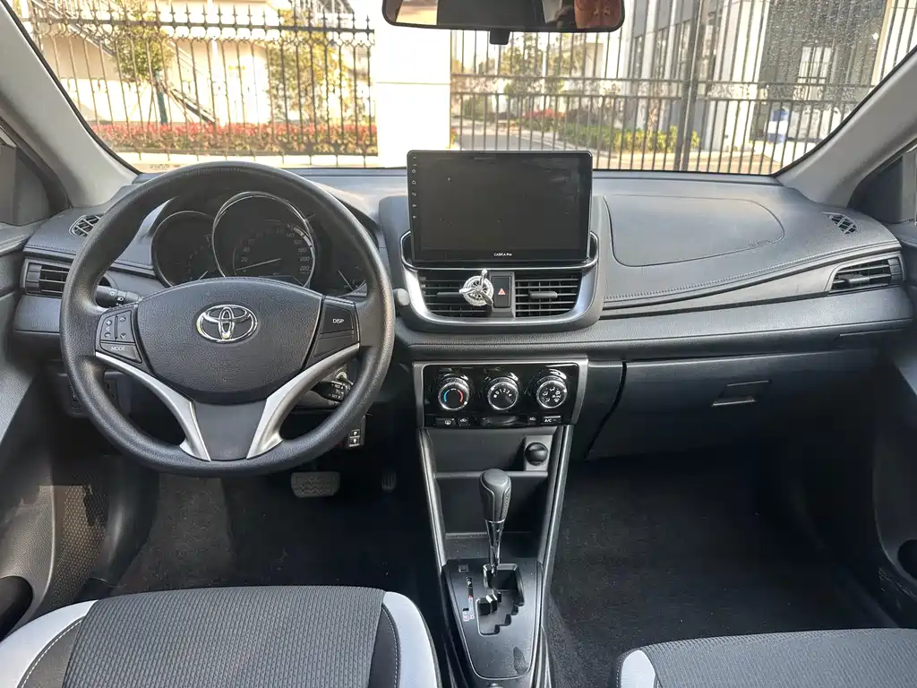 Toyota Yaris L 2022 — фото 9