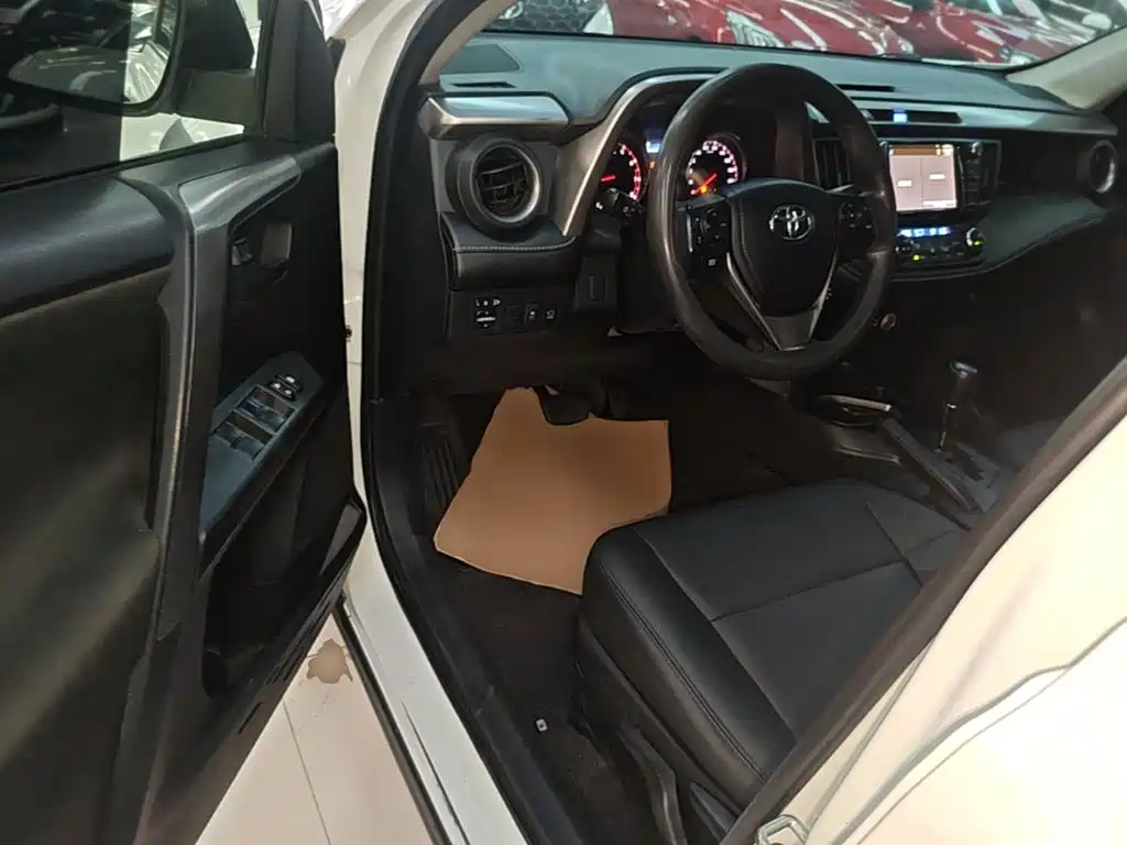 Toyota RAV4 2019 — фото 16