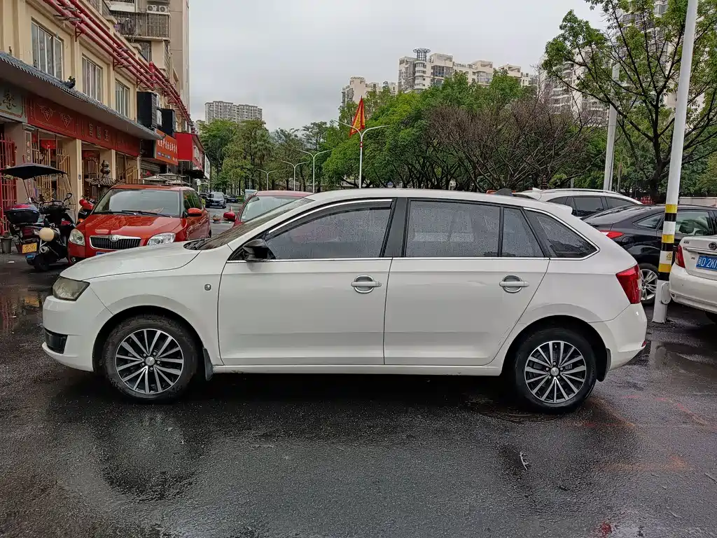 Skoda Rapid Spaceback 2014 — фото 7