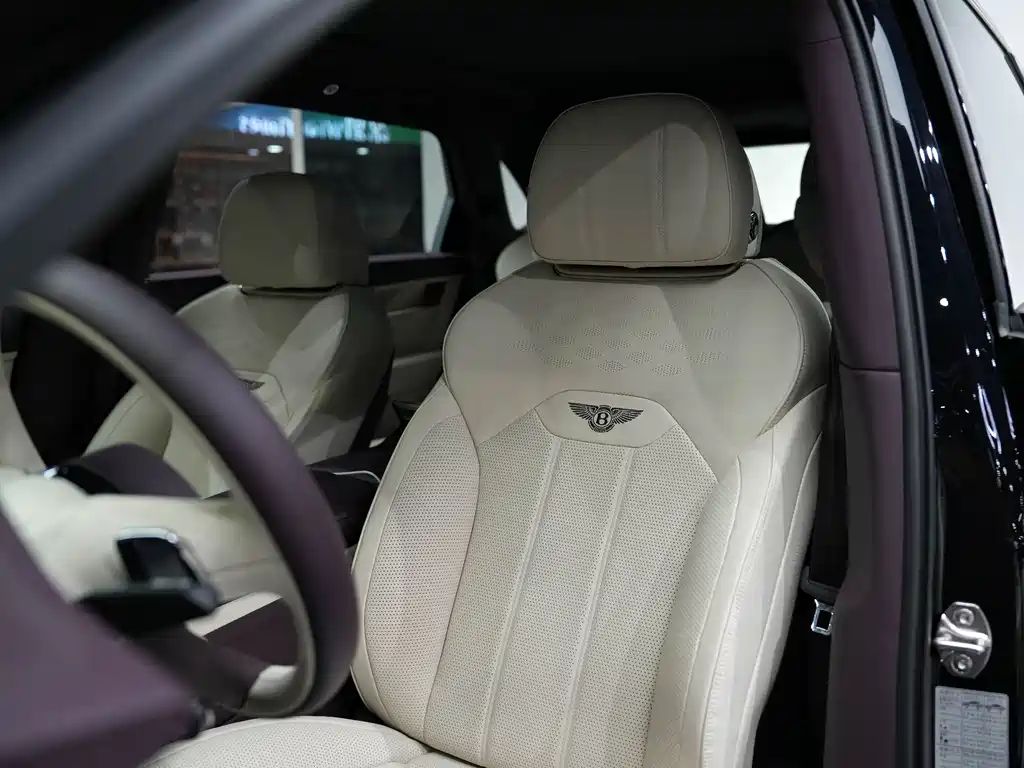 Bentley Bentayga 2023 — фото 13
