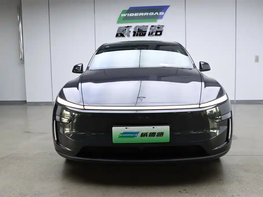 Tesla Model Y L 2026