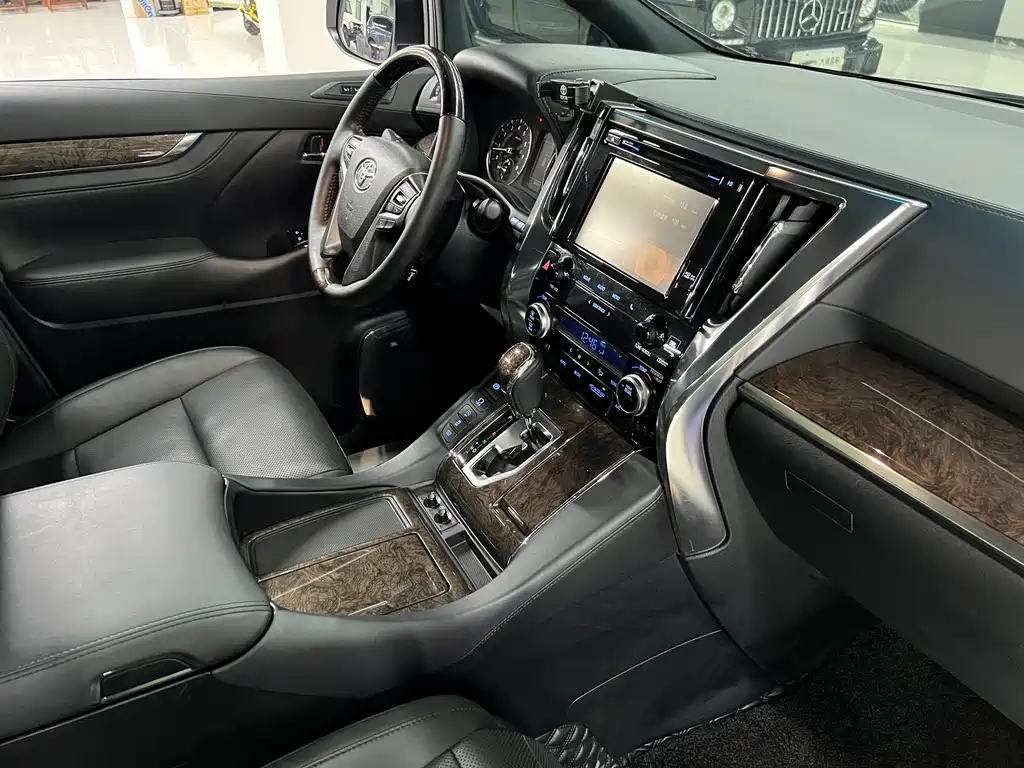 Toyota Alphard 2018 — фото 25