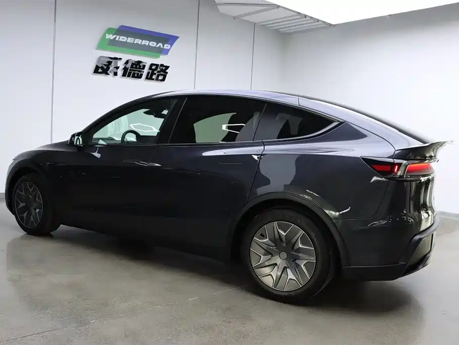 Tesla Model Y L 2026