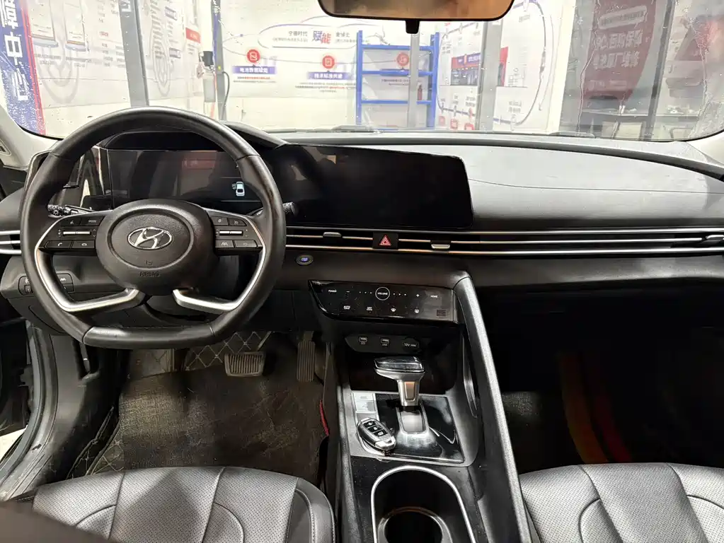 Hyundai Elantra 2023
