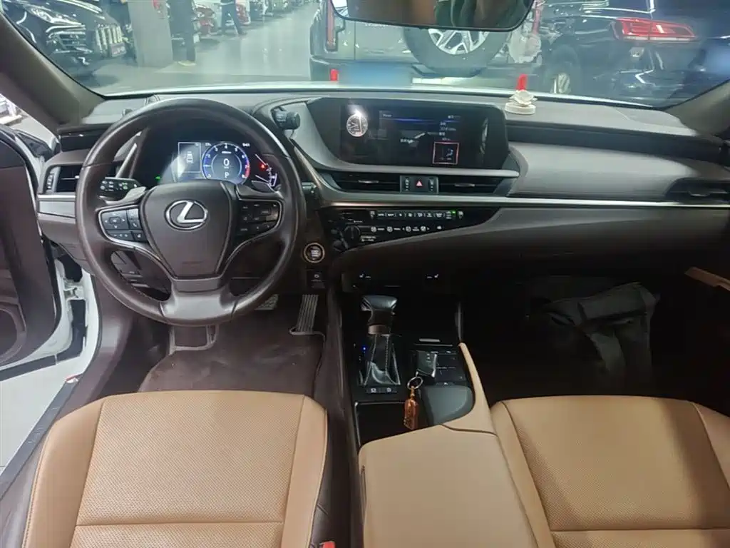 Lexus ES 2020 — фото 10