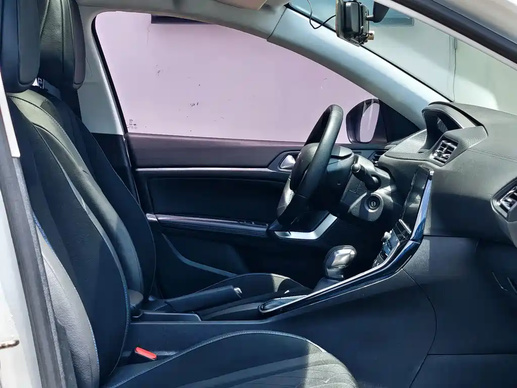 Peugeot 308 2017 — фото 13