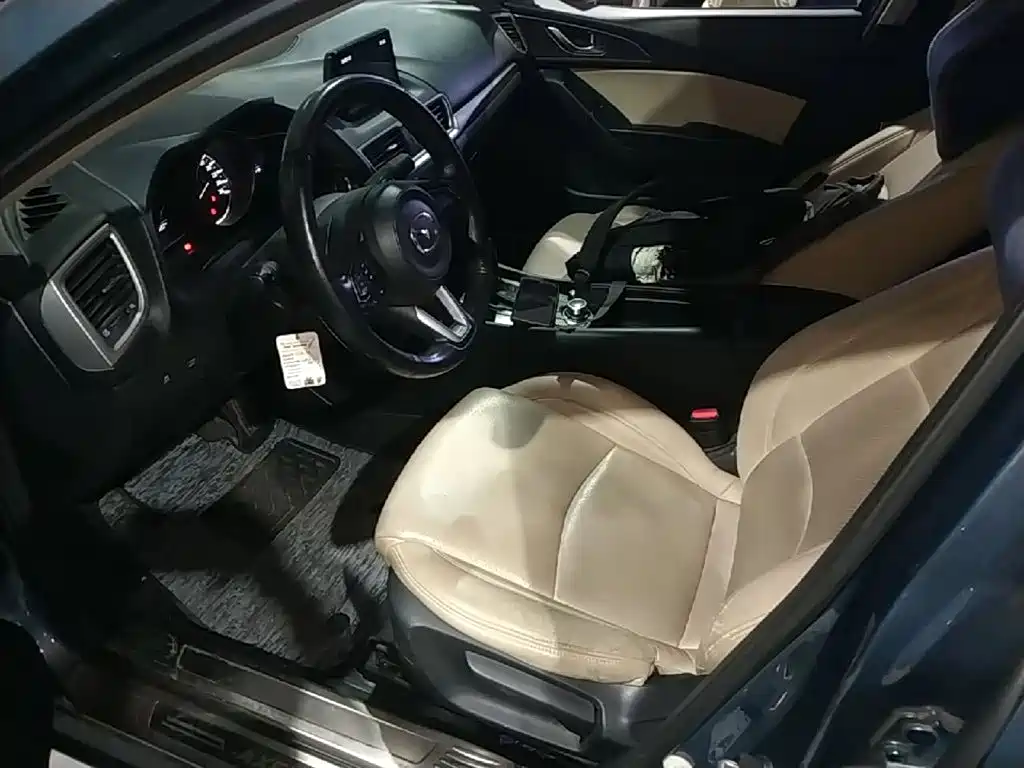 Mazda 3 Axela 2017 — фото 15