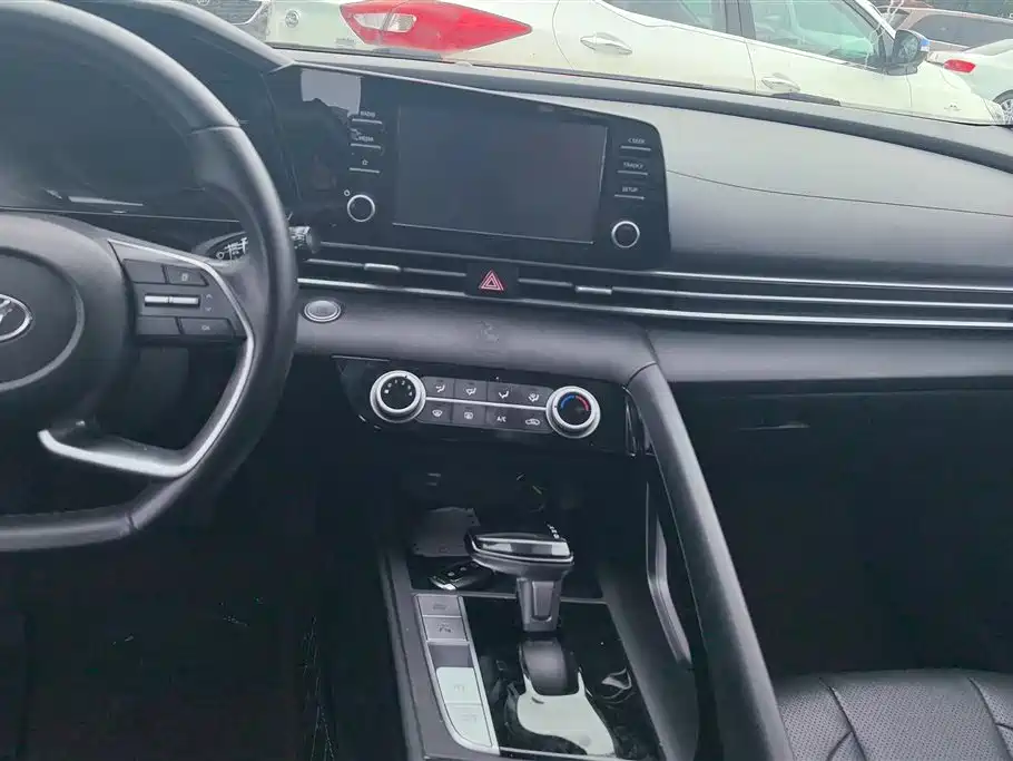 Hyundai Elantra 2022 — фото 12