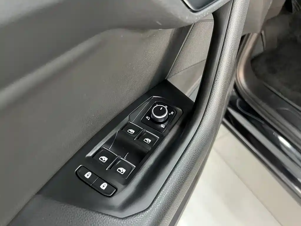 Volkswagen Touareg 2023 — фото 15