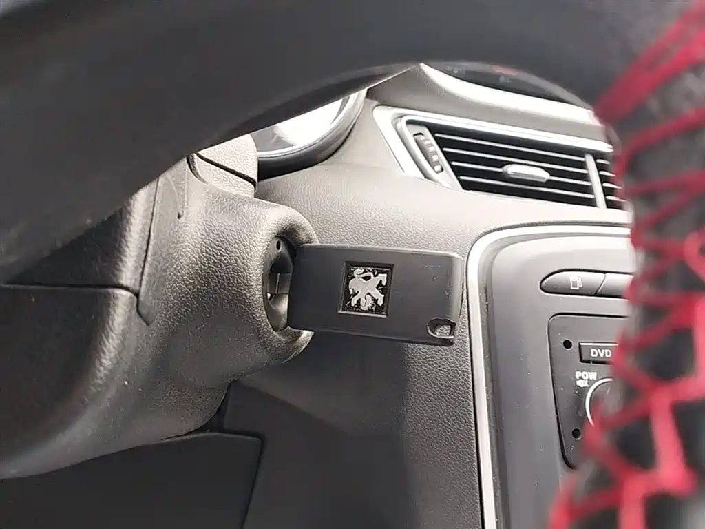 Peugeot 308 2015 — фото 9