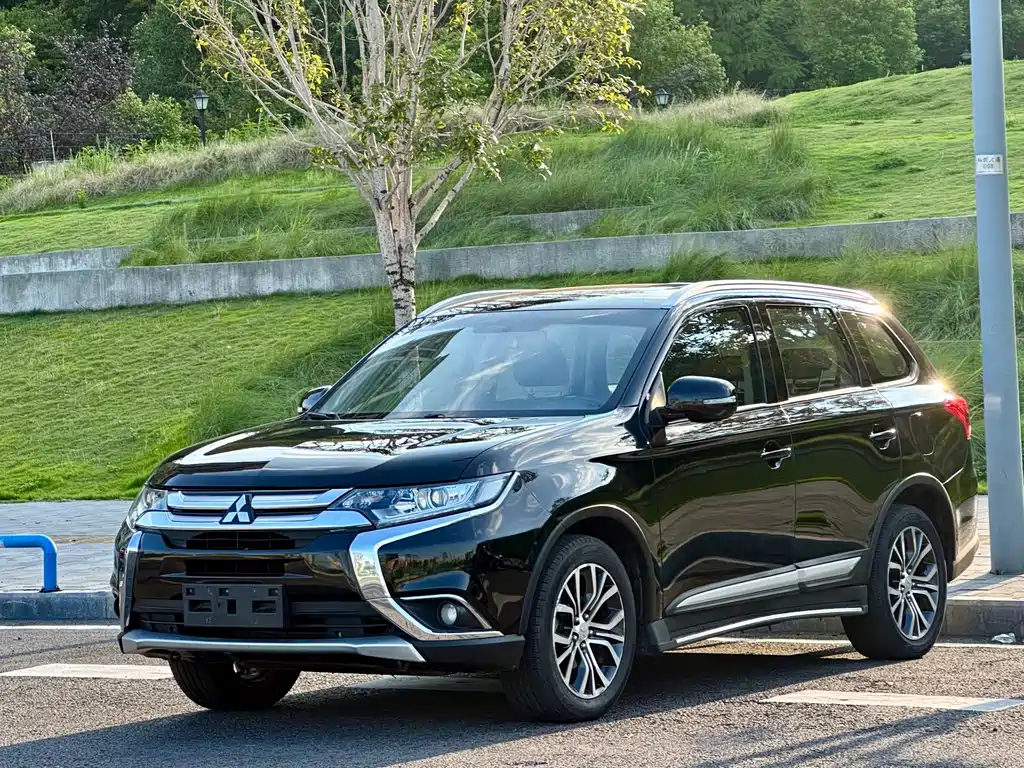 Mitsubishi Outlander 2018 — фото 1