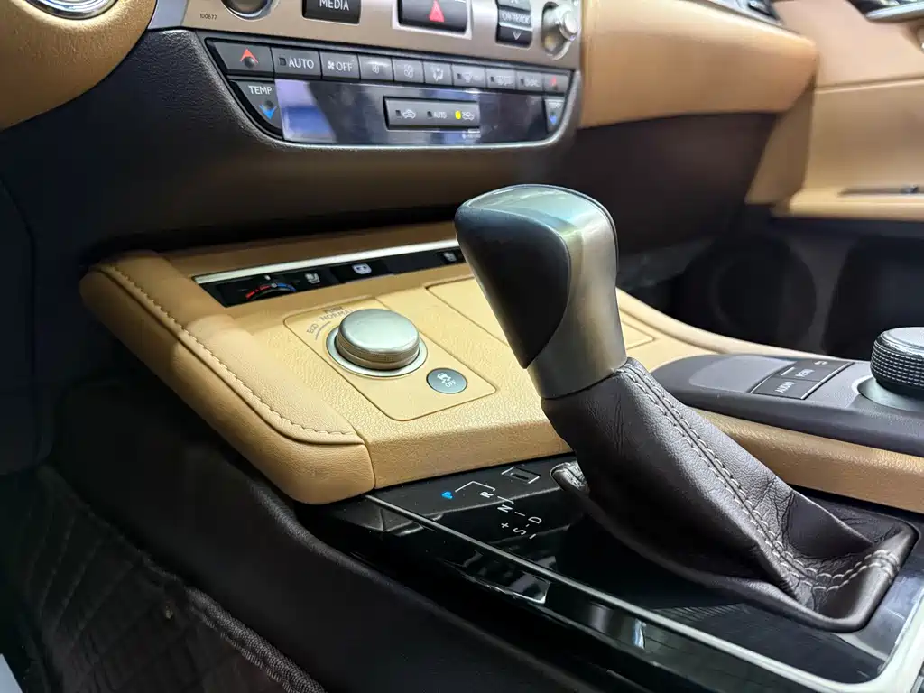 Lexus ES 2016 — фото 15