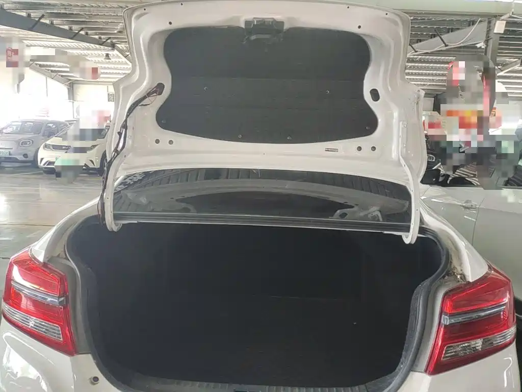 Toyota Yaris L 2017 — фото 19