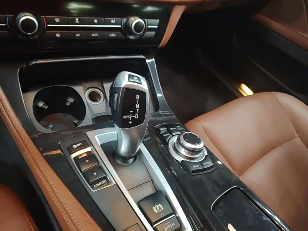 BMW 5 Series 2015 — фото 14