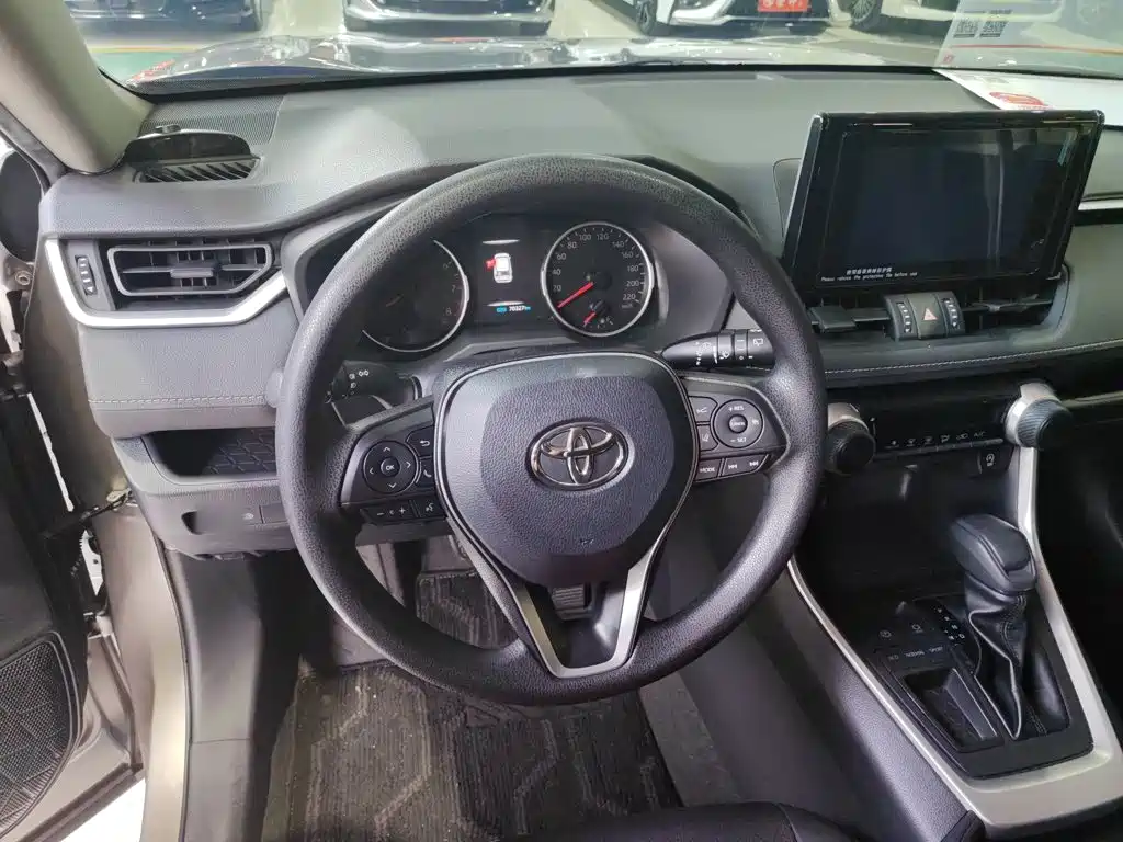 Toyota RAV4 2022 — фото 17
