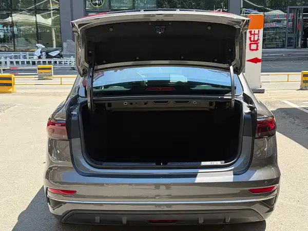 Geely Emgrand 2022