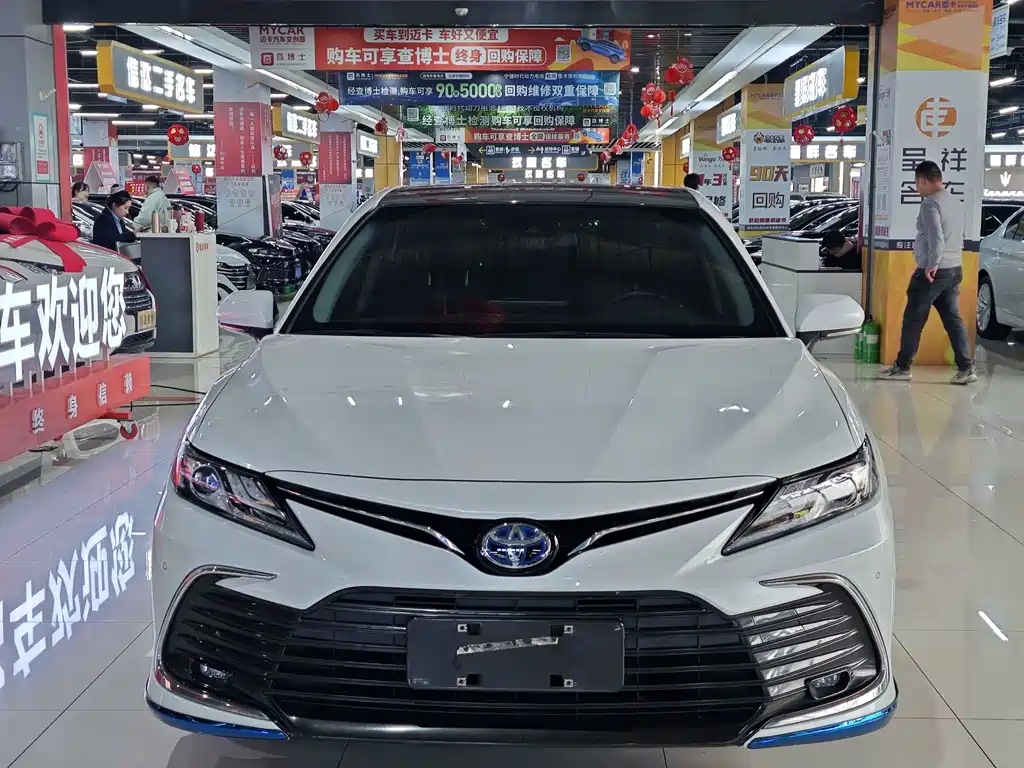 Toyota Camry 2022 — фото 2