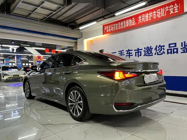 Lexus ES 2023