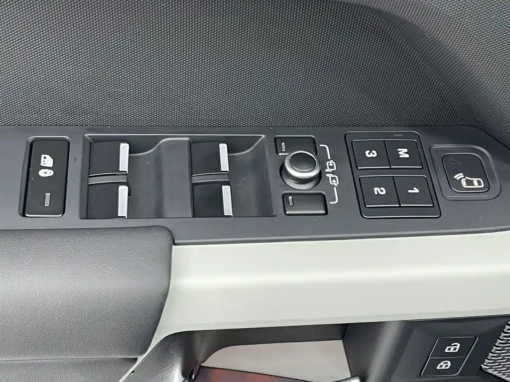 Land Rover Defender 2022 — фото 16