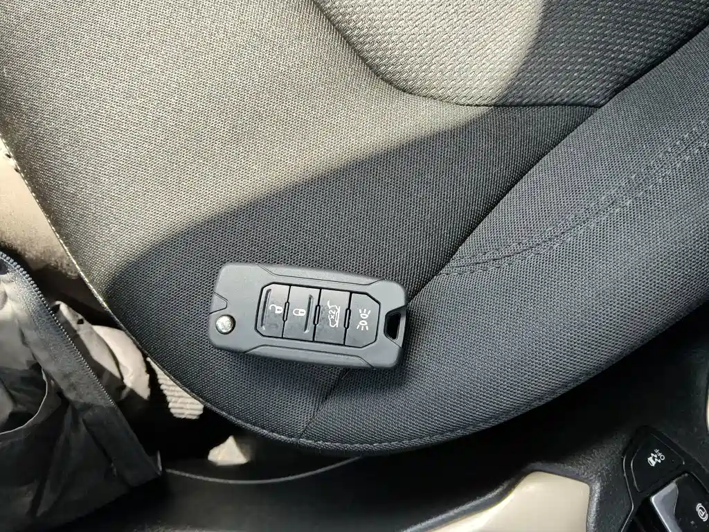 Jeep Renegade 2017 — фото 17