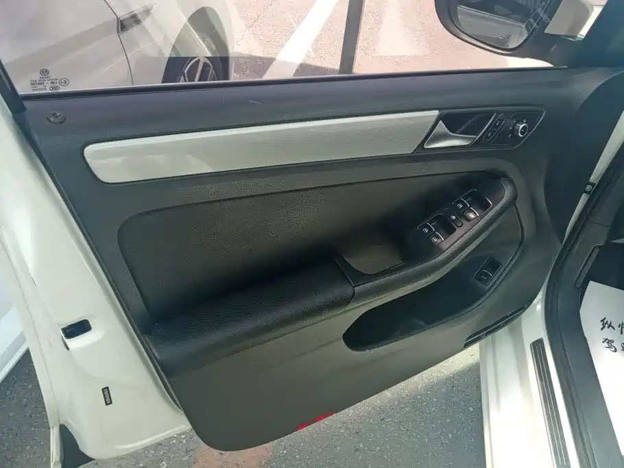 Volkswagen Sagitar 2015