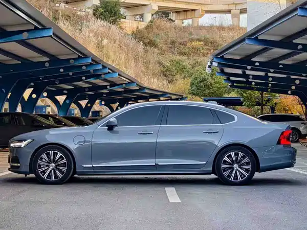Volvo S90 Plug-In Hybrid 2022