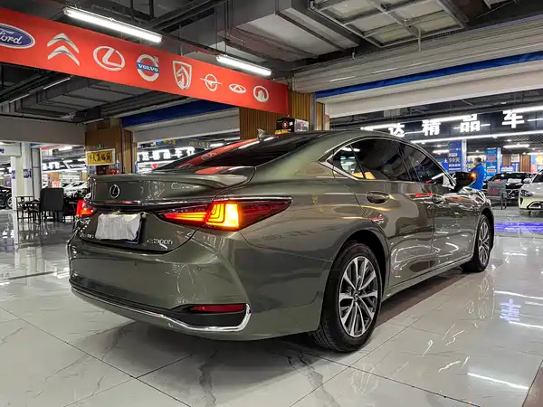 Lexus ES 2023