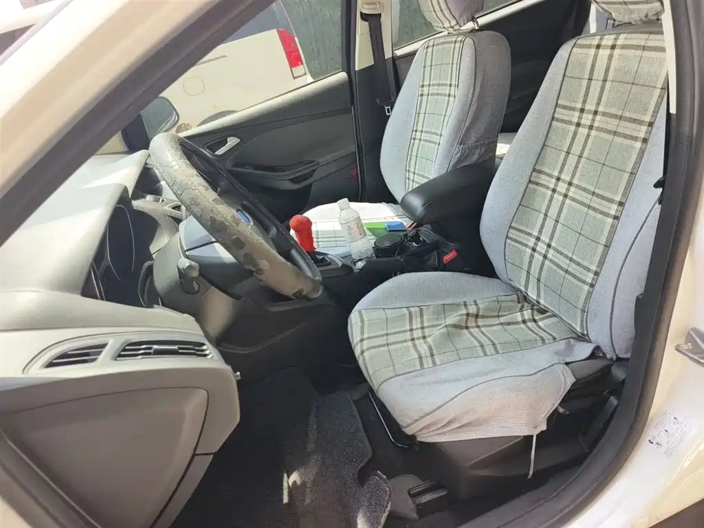 Ford Focus 2015 — фото 11