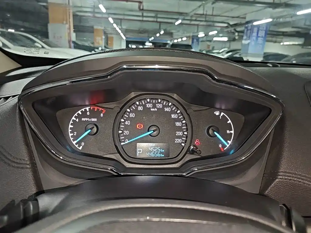 Ford Escort 2015 — фото 12