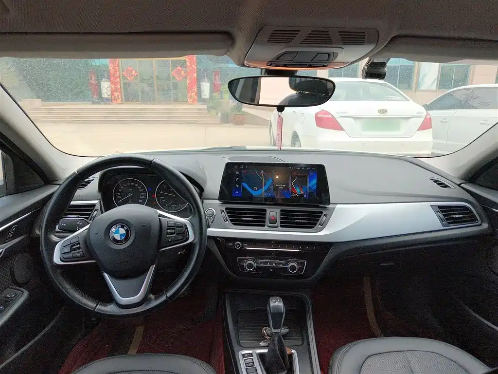 BMW 1 Series 2018 — фото 10