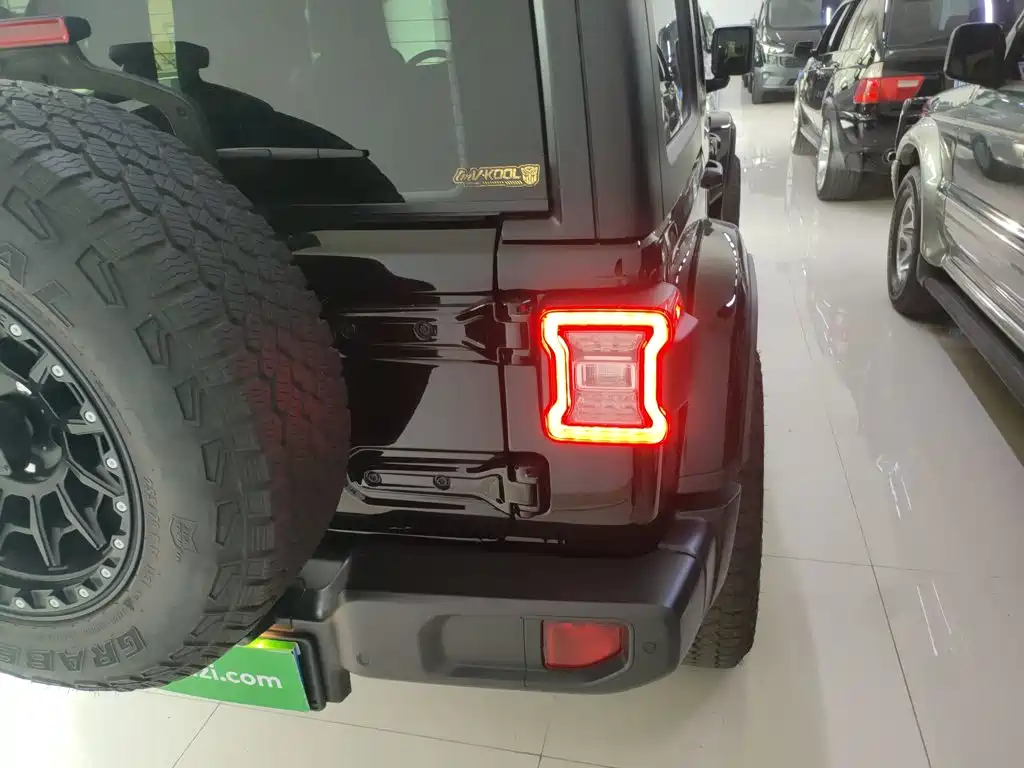 Jeep Wrangler 2023 — фото 24