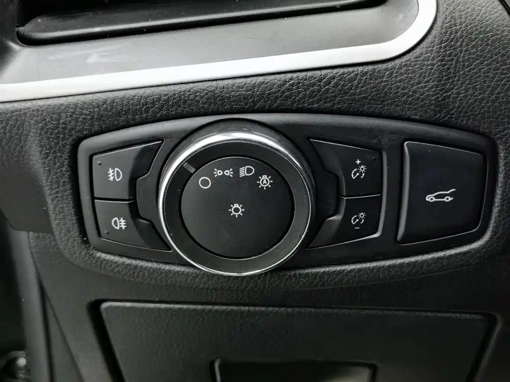 Ford Edge 2016 — фото 21
