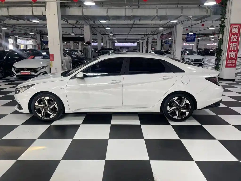 Hyundai Elantra 2023 — фото 10