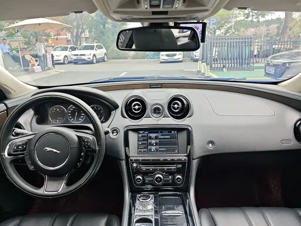 Jaguar XJ 2014 — фото 9
