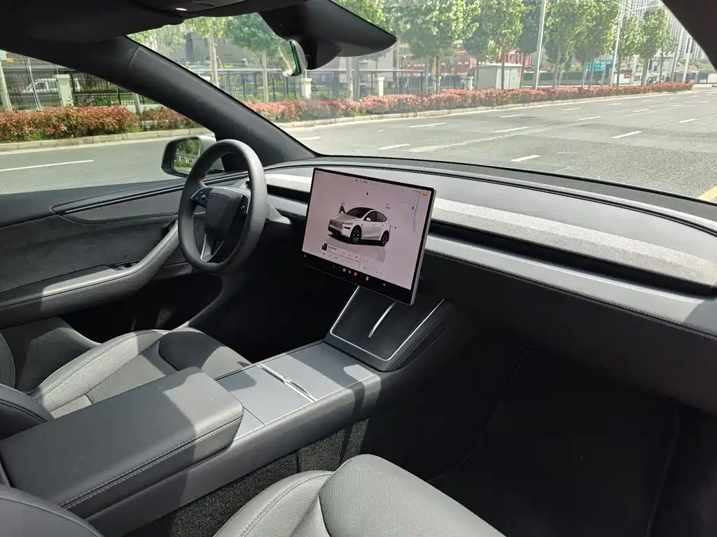 Tesla Model Y L 2025 — фото 12