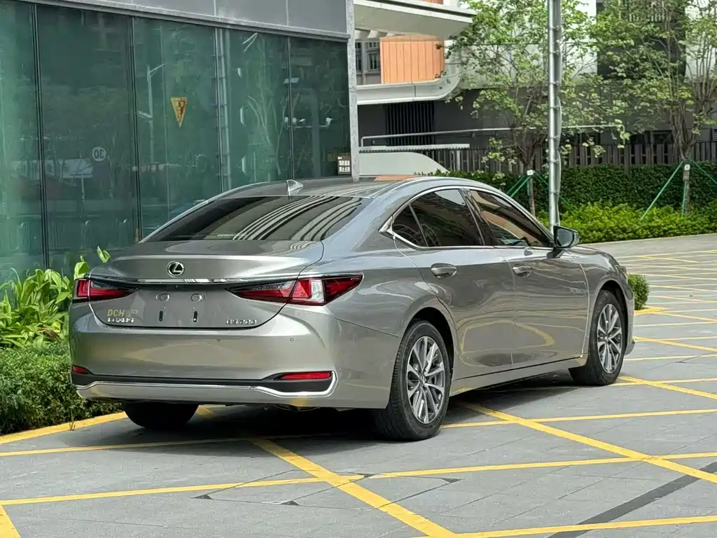 Lexus ES 2023