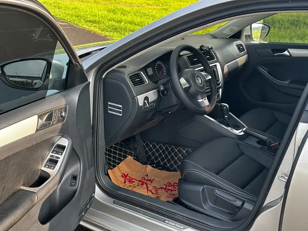 Volkswagen Sagitar 2015