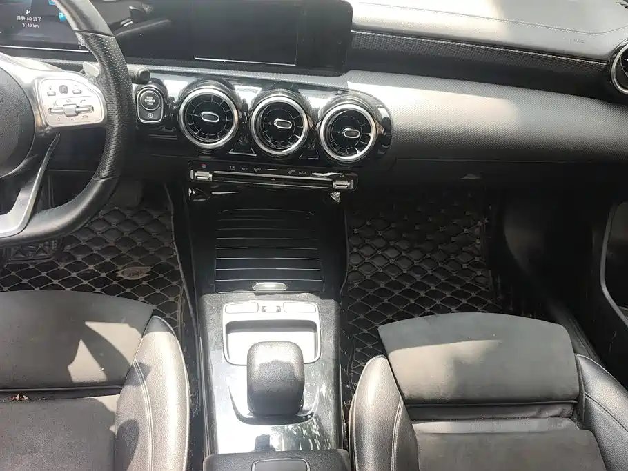 Mercedes-Benz A-Class 2019 — фото 16